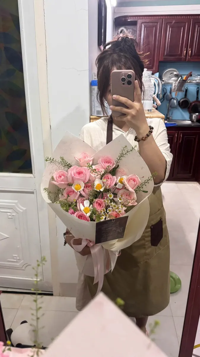 Bó hồng kem nhỏ xinh - ảnh 1