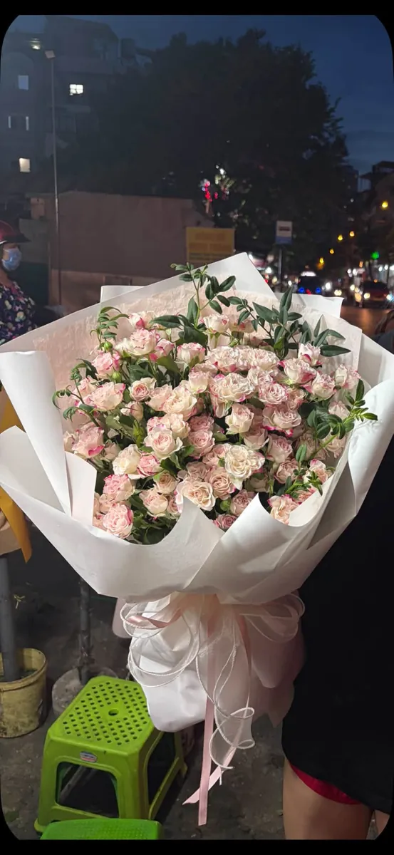 Bó hồng chùm trắng hồng - ảnh 1
